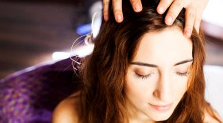 How to Pick the Right Oil for Your Damaged Hair?